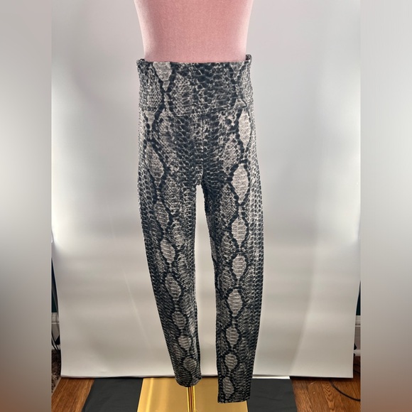 NWT No Boundaries Snake Print Honeycomb Leggings - Picture 6 of 11